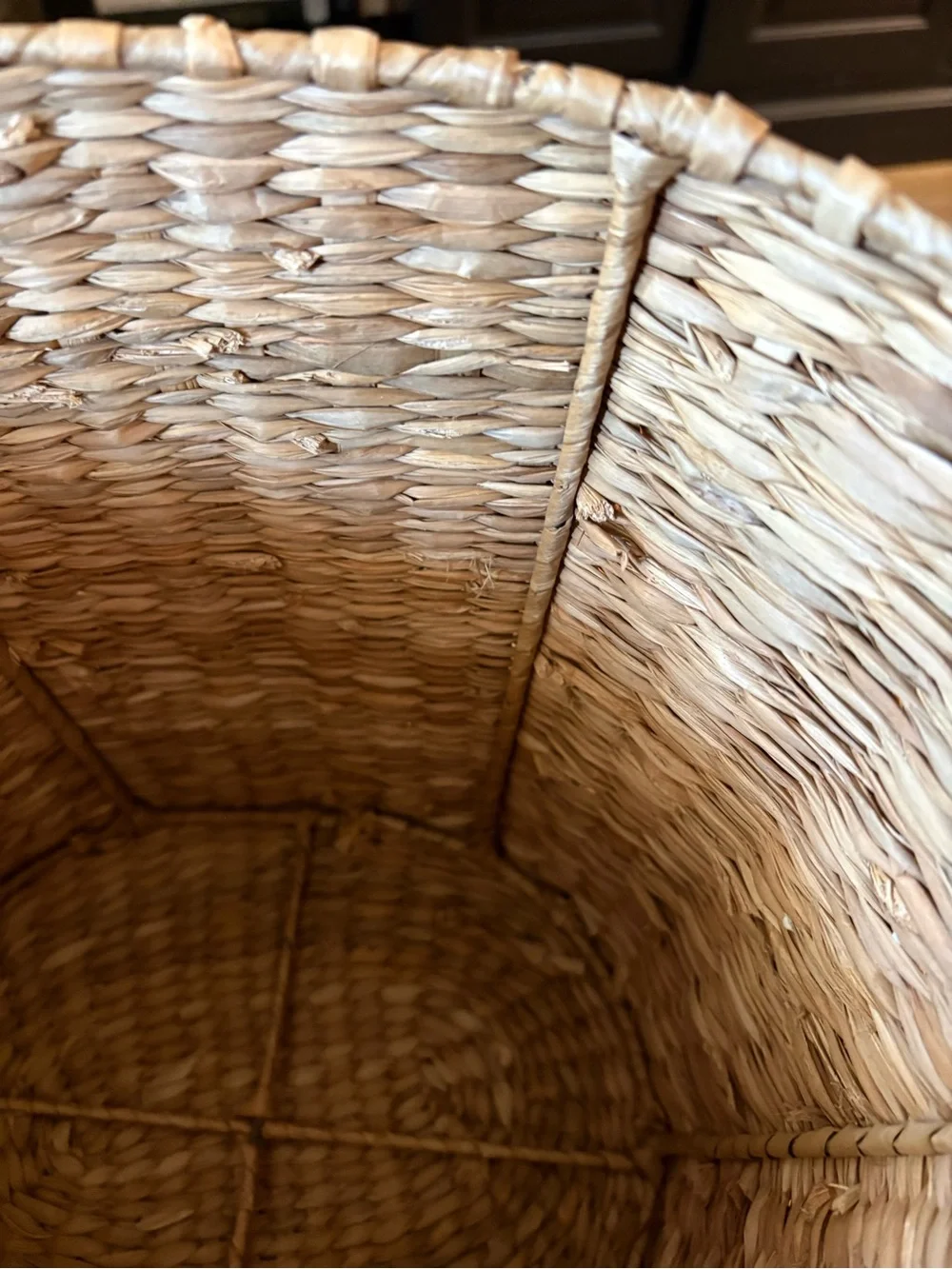 ADORABLE vintage natural woven seagrass basket with daisy floral embellishment